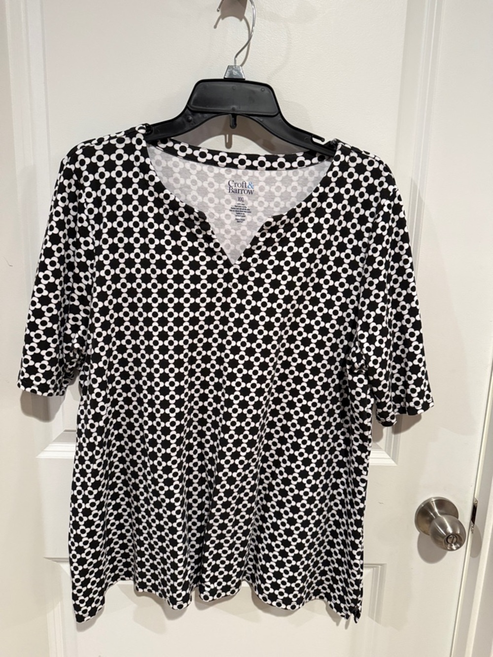 croft & barrow Black and White Circular Print V-Neck Tee